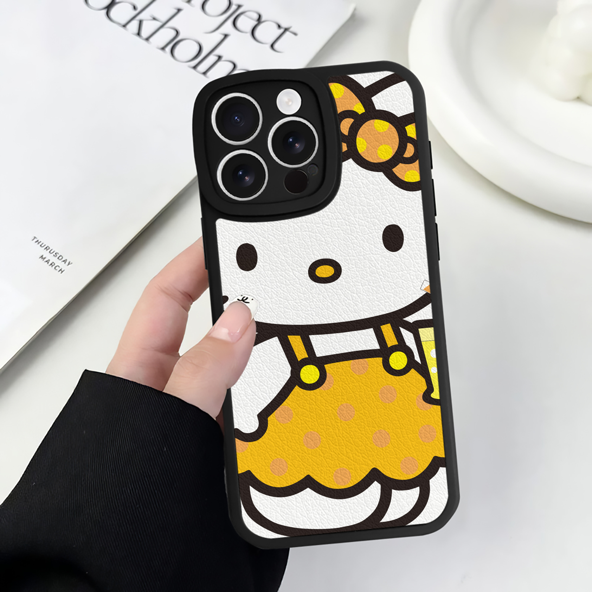 （画像用） Hello Kitty ハローキティ 【iPhone 16シリーズ対応】シリコンスマホケース（レザー調） 材質：シリコン